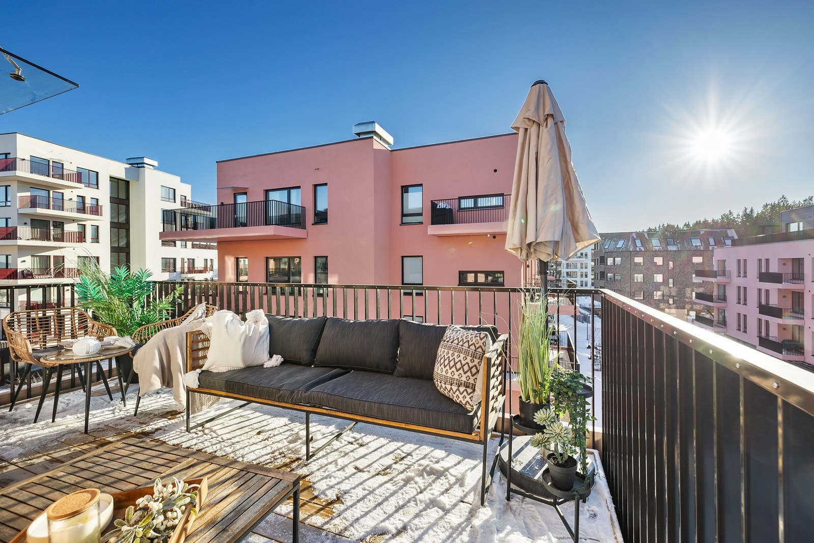 Stor og solrik balkong med god plass til utemøbler. Galleribilde