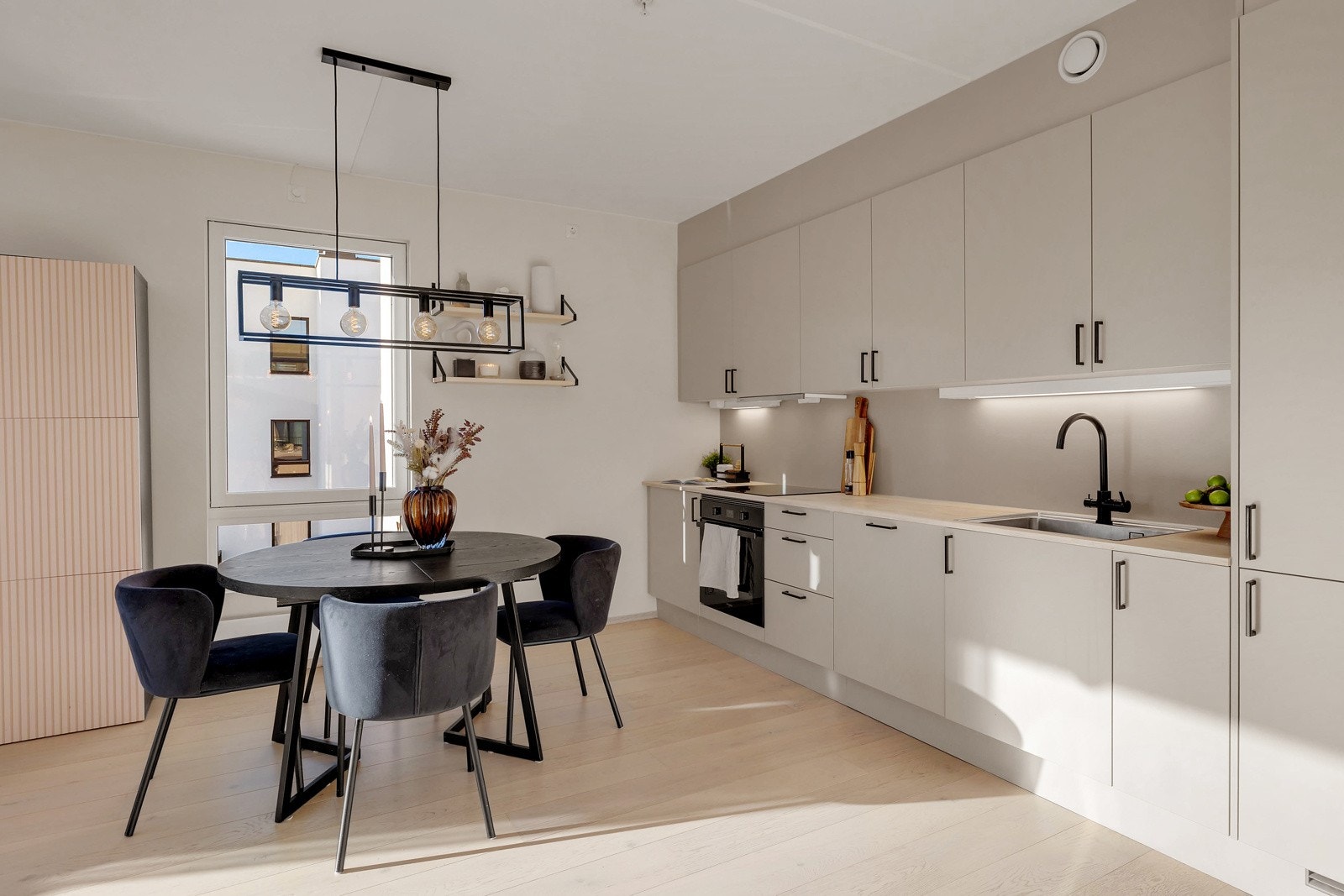 Et elegant kjøkken med gode arbeidsflater - perfekt for både matlaging og sosiale sammenkomster! Galleribilde