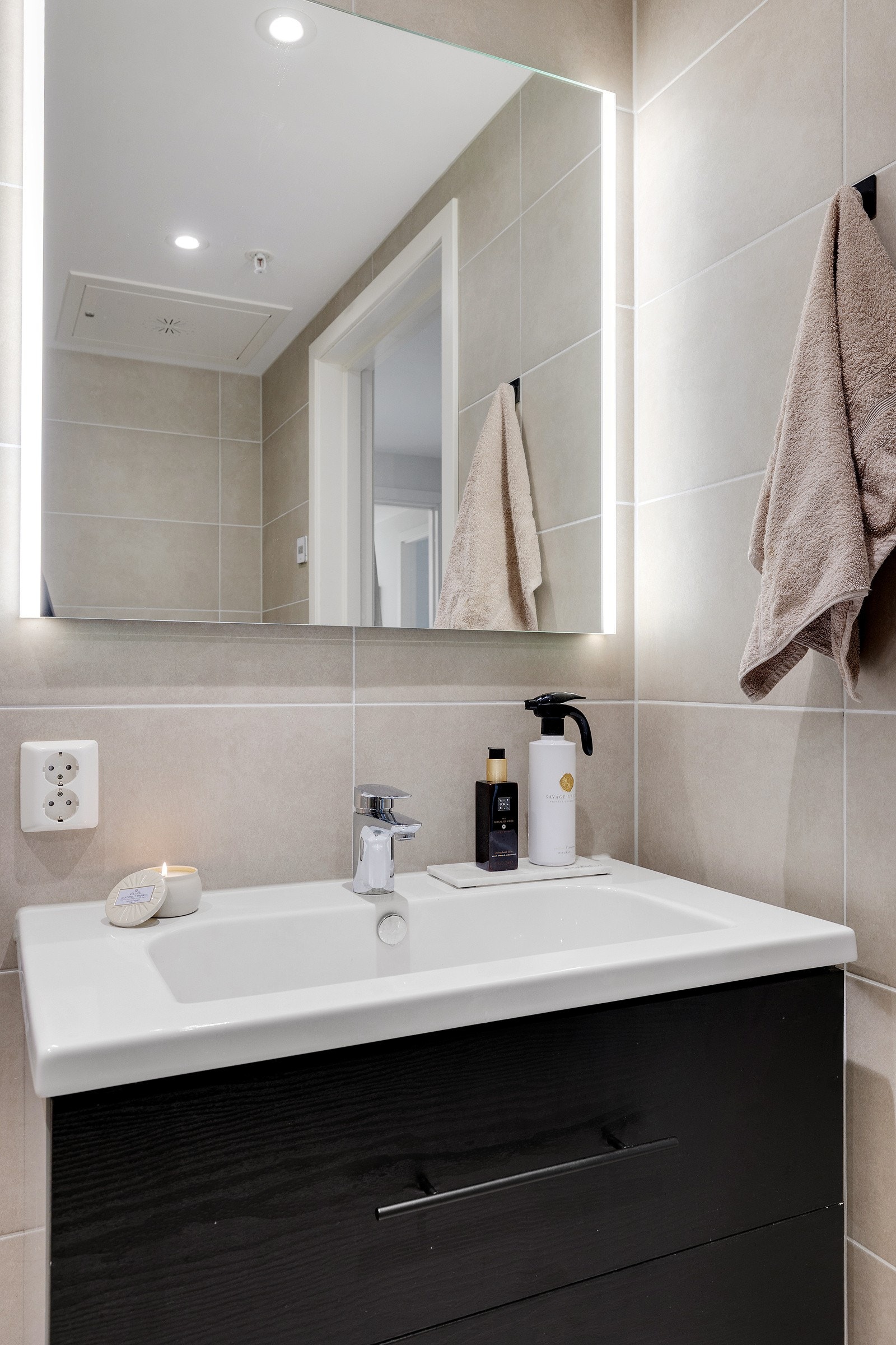 Masterbadet er både elegant og funksjonelt, med smakfulle materialvalg og god belysning. Galleribilde