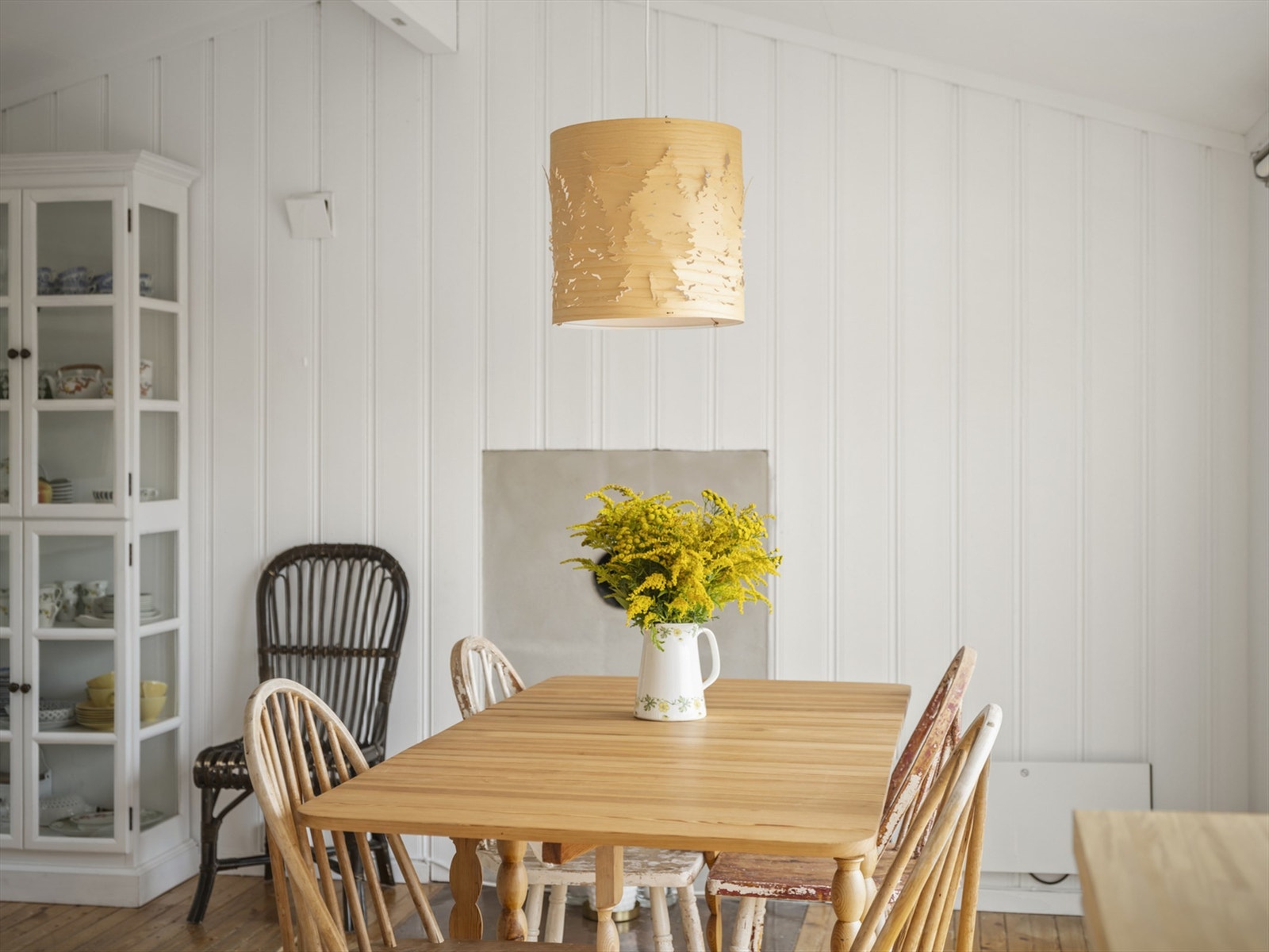 Koselig plass til spisebord foran vindu med nydelig utsikt Galleribilde