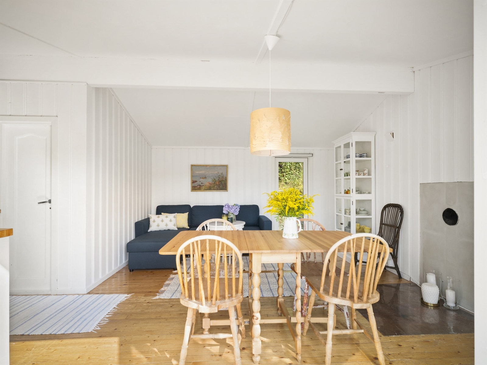 Stue med åpen løsning til kjøkken Galleribilde