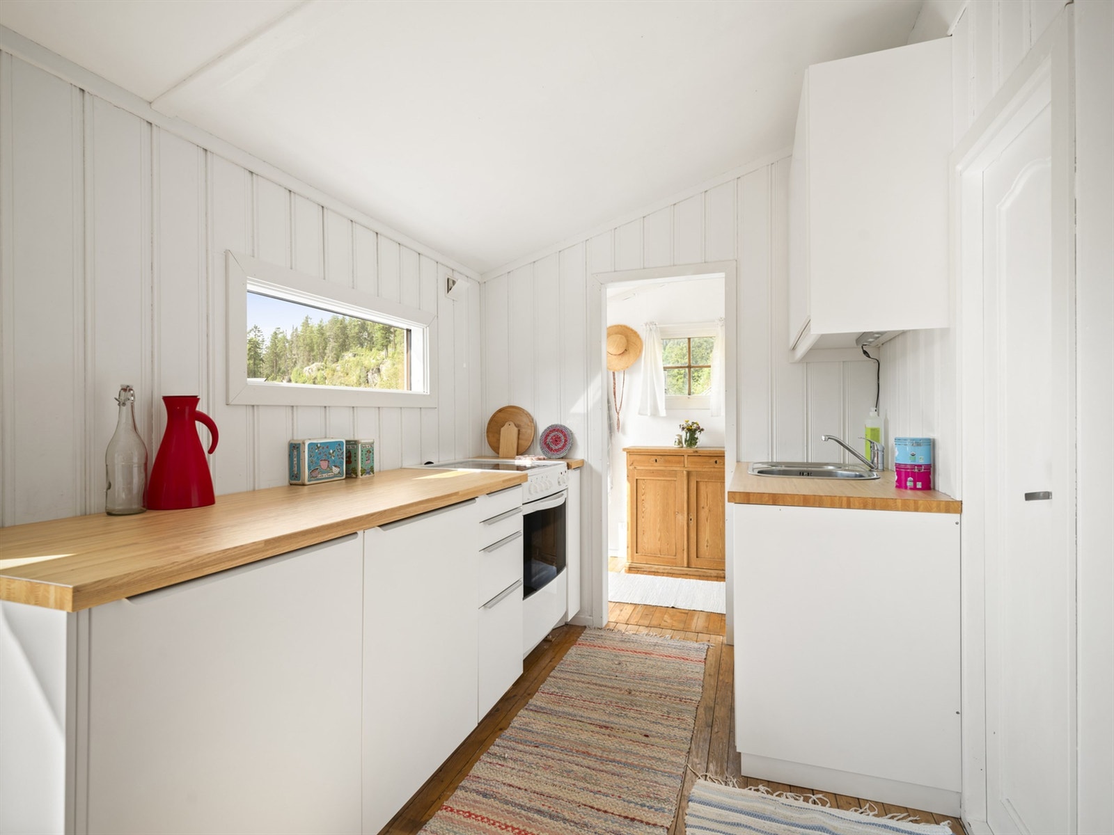 IKEA kjøkken fra 2020 med slette, lyse fronter og benkeplate i tre Galleribilde