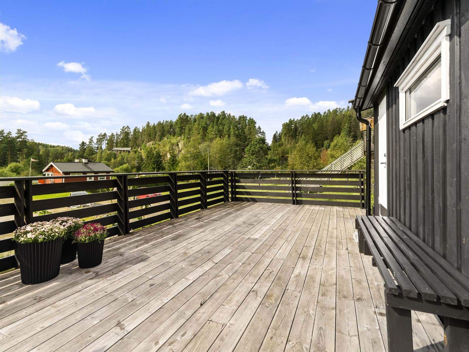 Terrasse med god plass til sittegrupper og grill Galleribilde