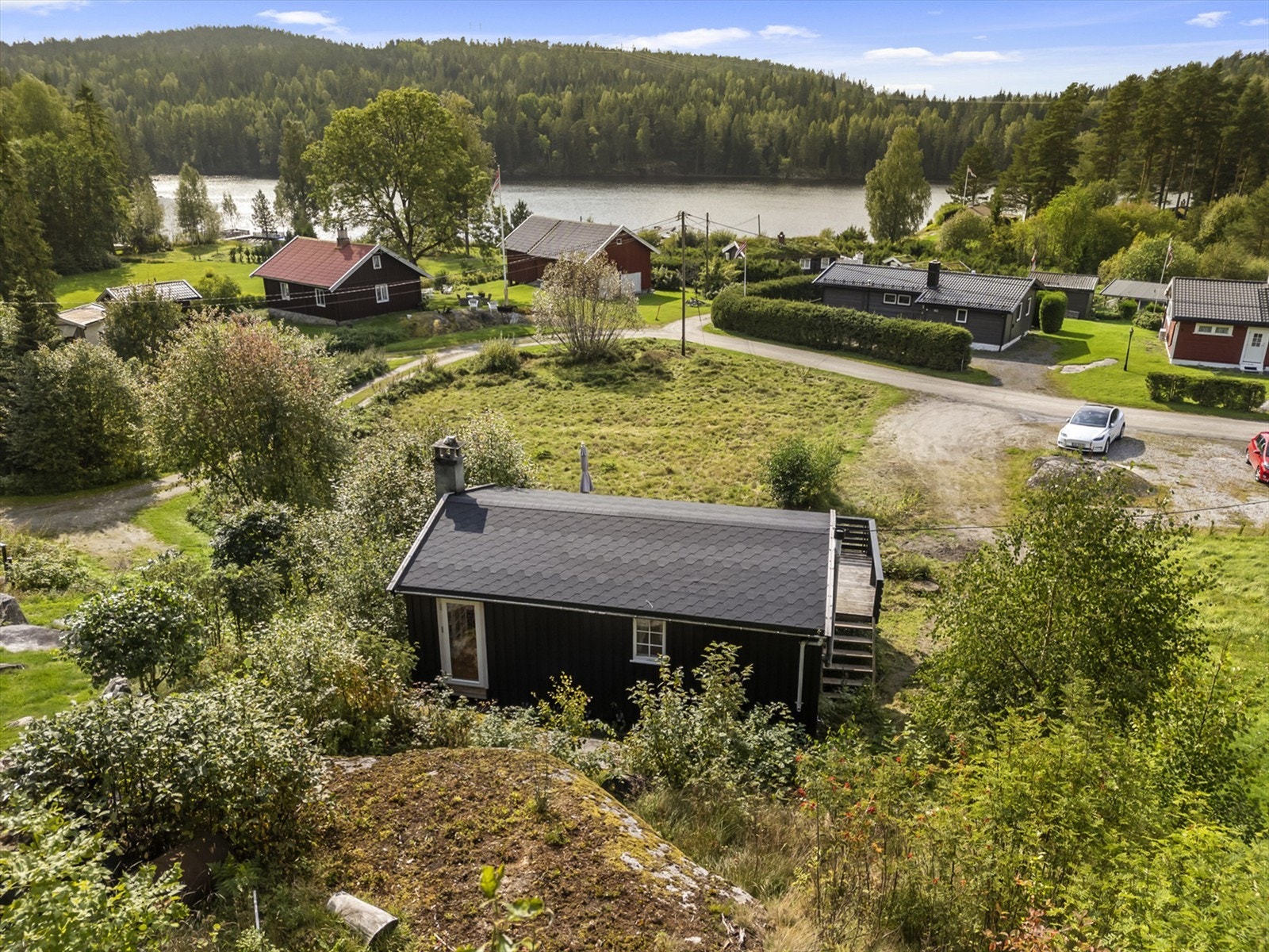 Hytta ligger ca 150 m fra stand og brygge Galleribilde