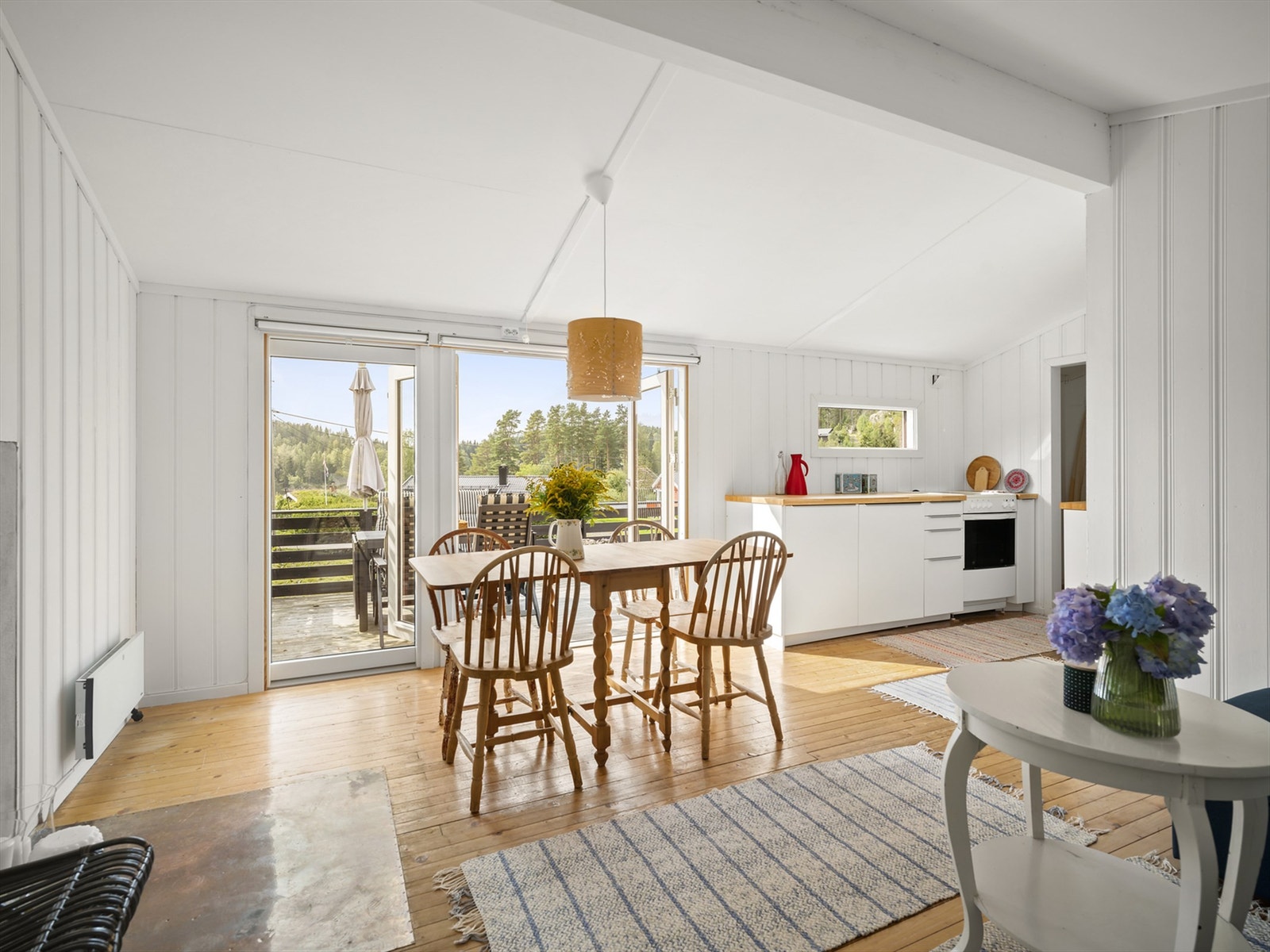 Lys og hyggelig hytte Galleribilde