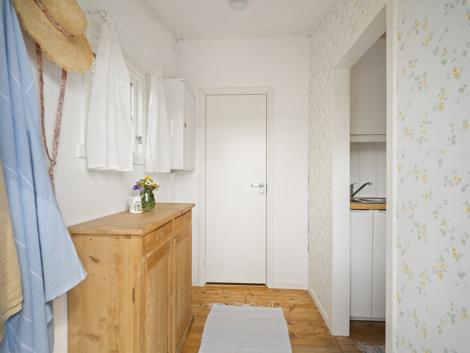 Entré med plass til å henge fra seg på vegghengte knagger, samt plass til en liten kommode Galleribilde