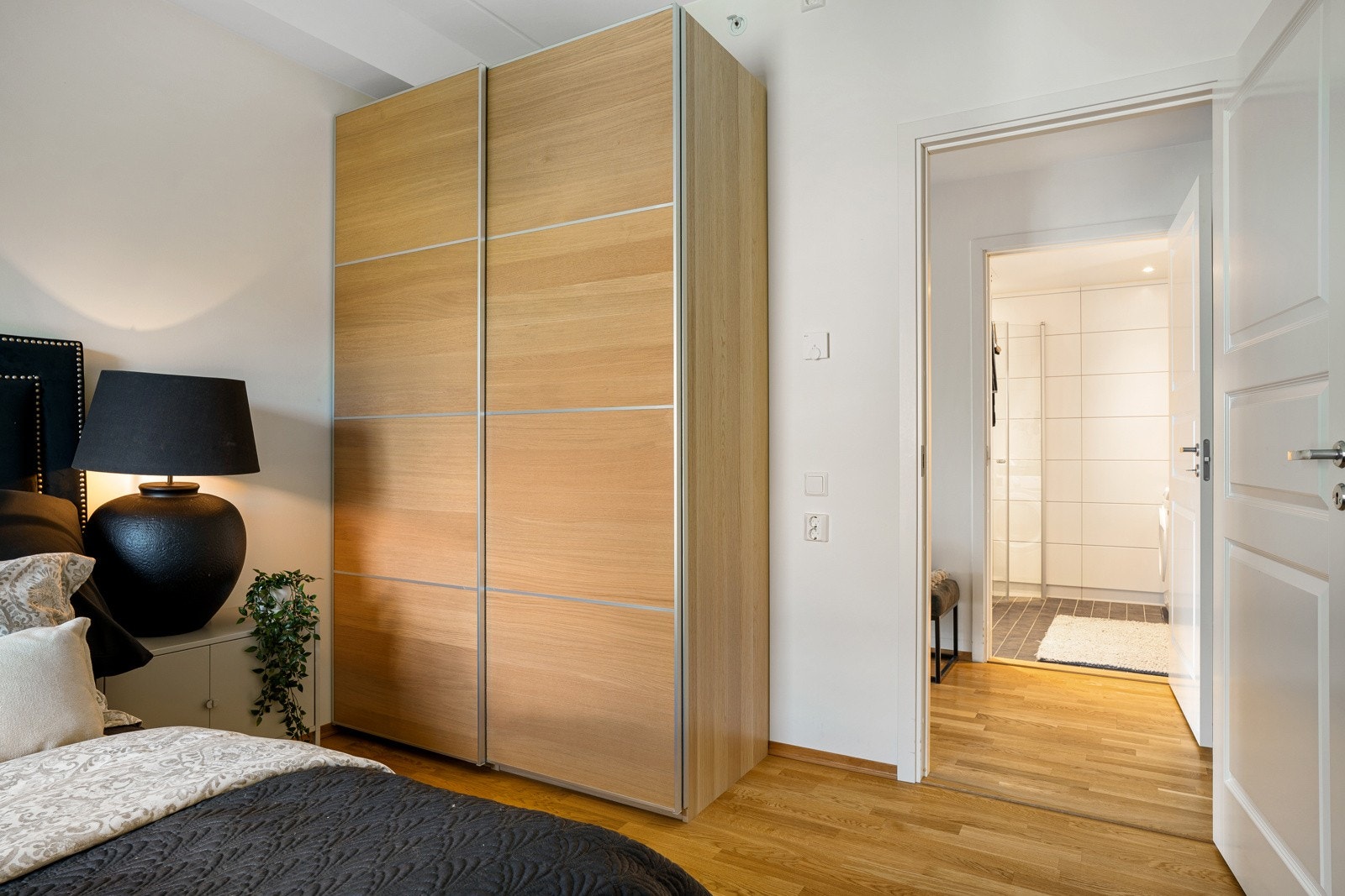 Soverommet er utstyrt med garderobeskap som medfølger handelen. Galleribilde