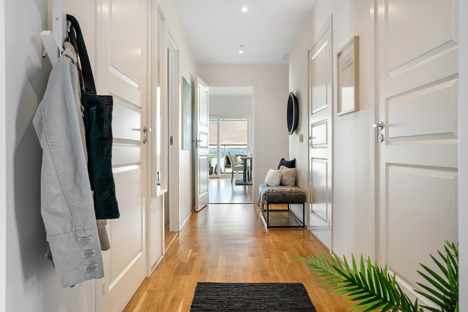 En kort heistur opp til 4. etasje og du ønskes velkommen til en skjermet svalgang med inngangsparti til leilighetens entré. Galleribilde