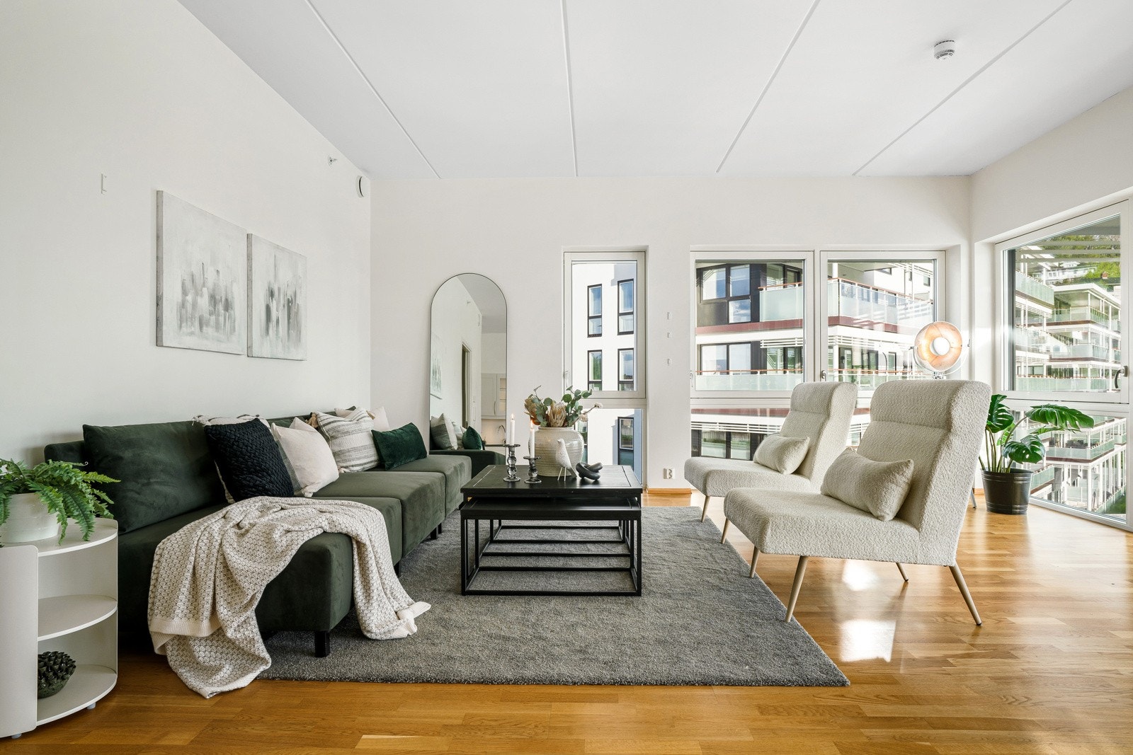 Det er fjernvarme i samtlige gulv med unntak av bad som har varmekabler. Leiligheten har ingen radiatorer som stjeler veggplass. Galleribilde