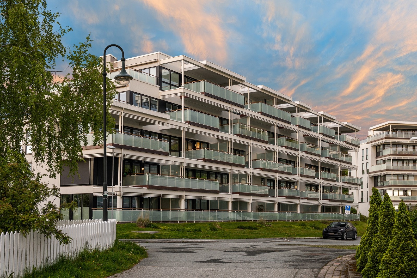 Sameiet har fine fellesarealer med plen, beplantninger, internstier og aktivitetsstativ for lek og trening. Her er en moderne, stilren og annerledes arkitektur som til stadighet begeistrer både beboere og besøkende. Galleribilde