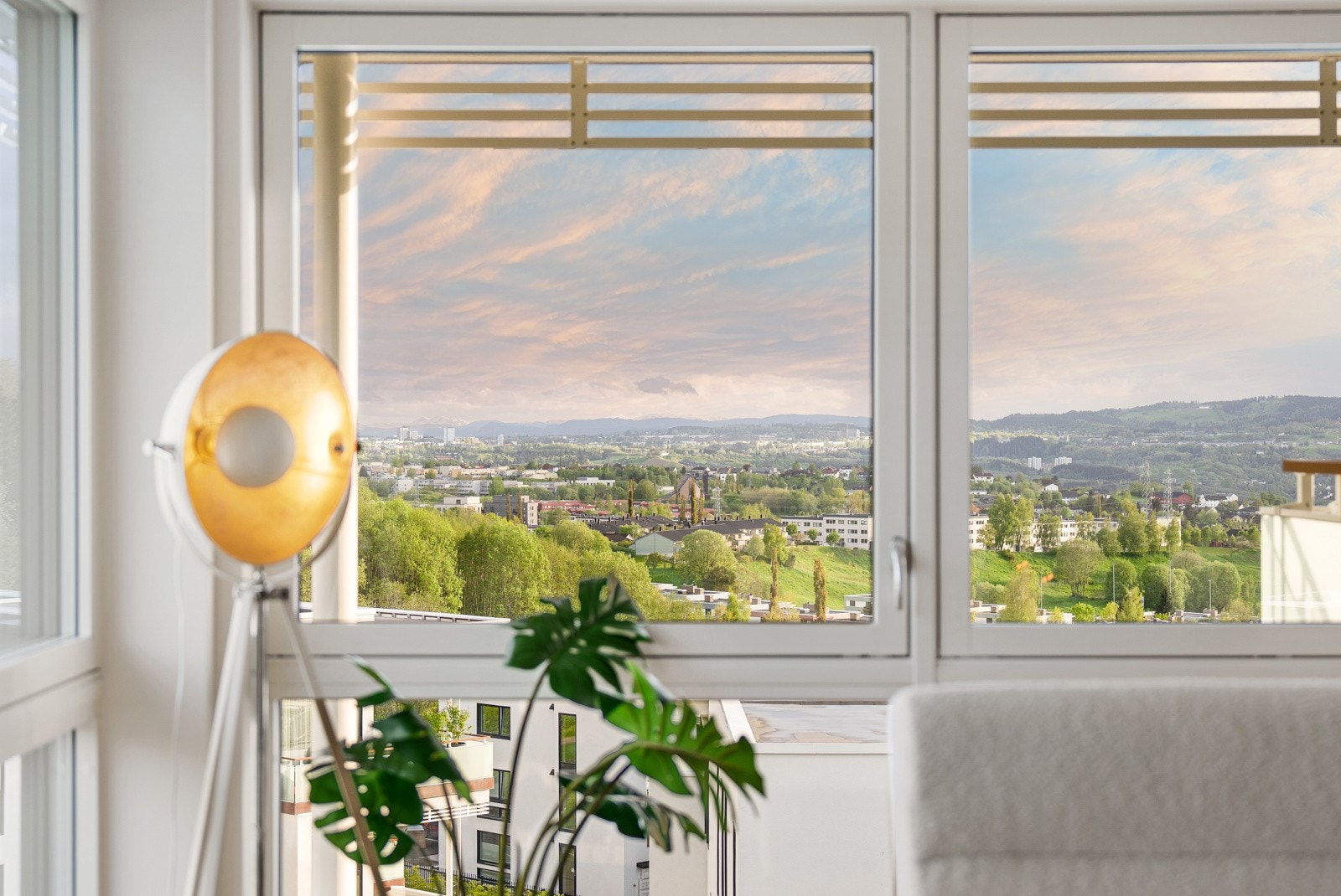 Med vinduer som strekker seg ned til gulvet får man en unik, nydelig lyssetting og en herlig kveldsstemning. Galleribilde