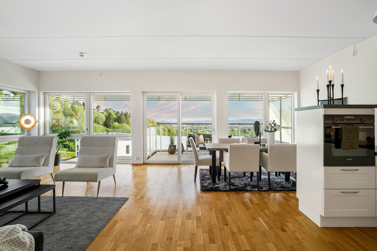 Stuen ligger i en åpen løsning med kjøkkenet, og sammer danner de et stort, innbydende allrom med definerte soner for møblering. Galleribilde