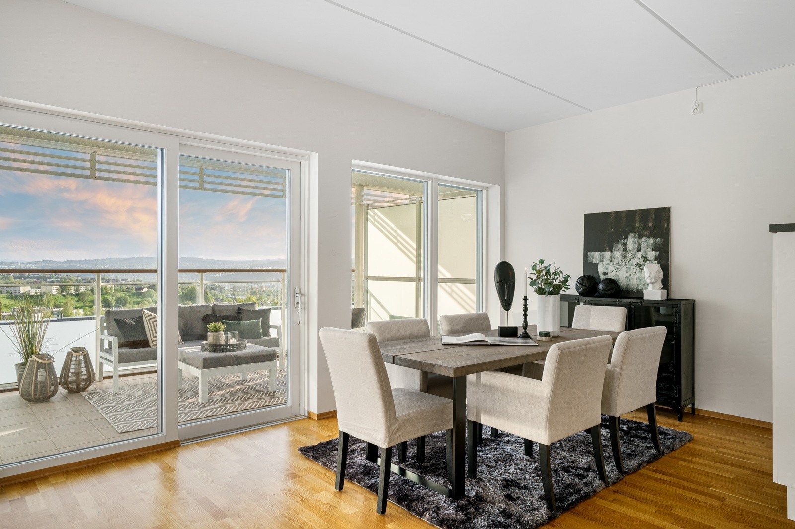 For den som liker å invitere gjester på besøk er det god plass til langbord i spisestuen. Galleribilde