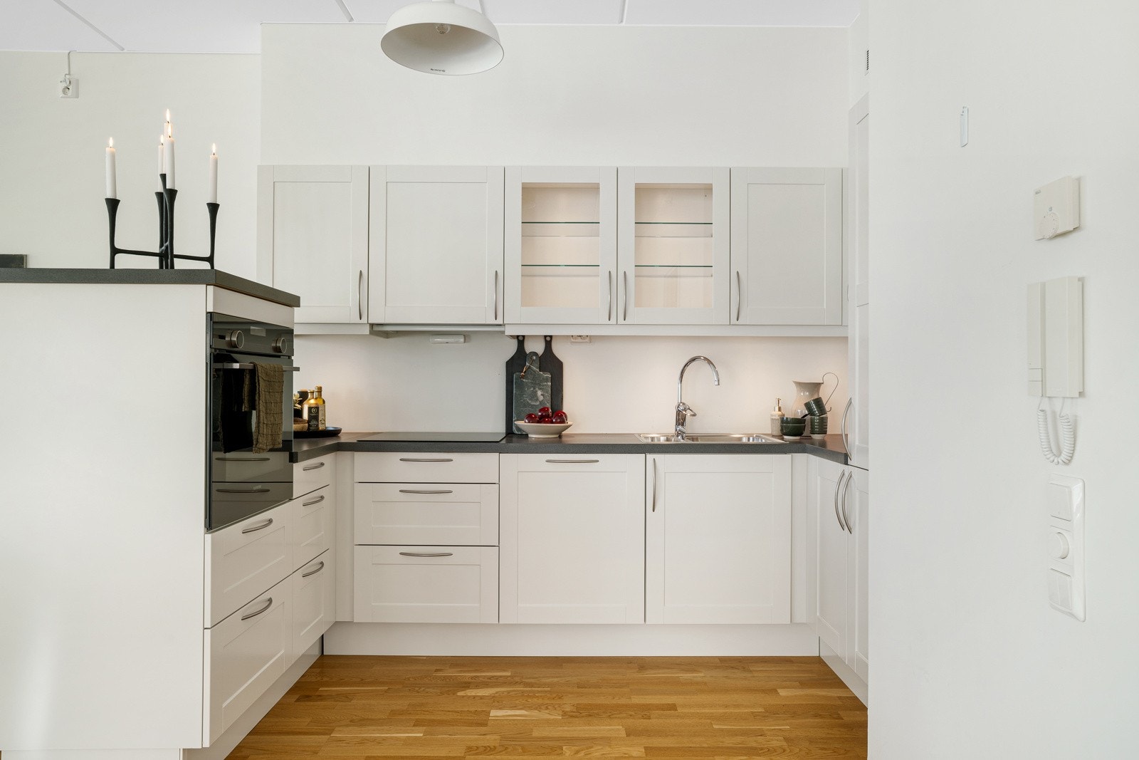 Kjøkkeninnredningen er fra HTH og har integrert kombiskap med kjøl- og frys, oppvaskmaskin, induksjonstopp samt stekeovn. Galleribilde