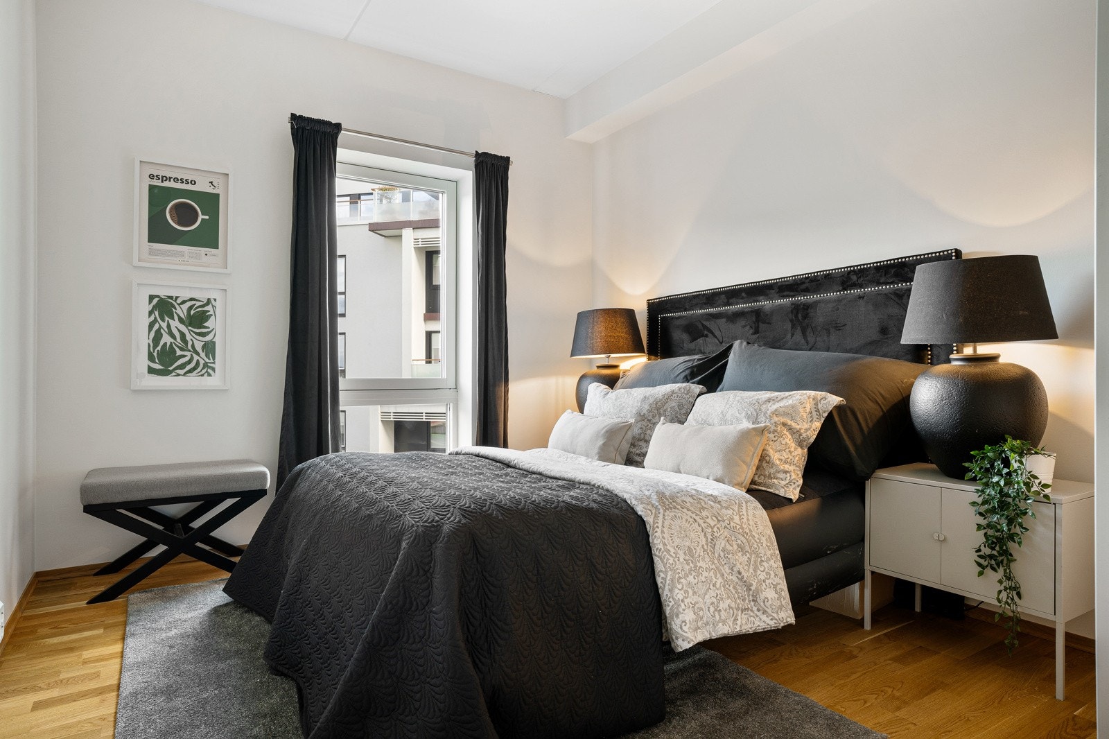 Hovedsoverommet er på ca. 12 kvm. og har god plass til dobbeltseng, nattbord, kommode og garderobeskap. Galleribilde