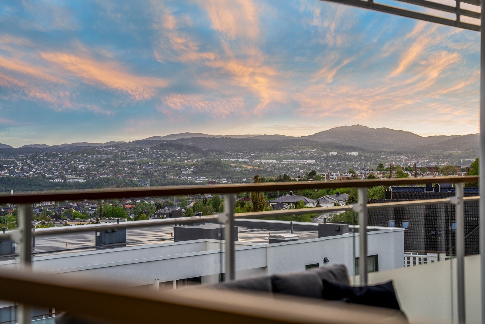 Velkommen til denne vakre utsiktsleiligheten fint beliggende på Perspektiv Steinan - boligprosjektet som viser byen fra et helt nytt perspektiv. Utsikten fra leiligheten strekker seg vidt over byens tak til marka, fjell og Gråkallen i all sin prakt. Galleribilde