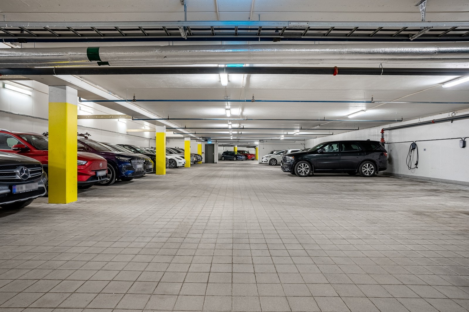 Med leiligheten medfølger det egen p-plass. Plassen som følger er en HC parkering og er ekstra bred og ligger nær inngangen. Parkeringsplassen er klargjort for elbillader slik at man har dette tilgjengelig ved tegning av abonnement hos Aneo Charging. Galleribilde