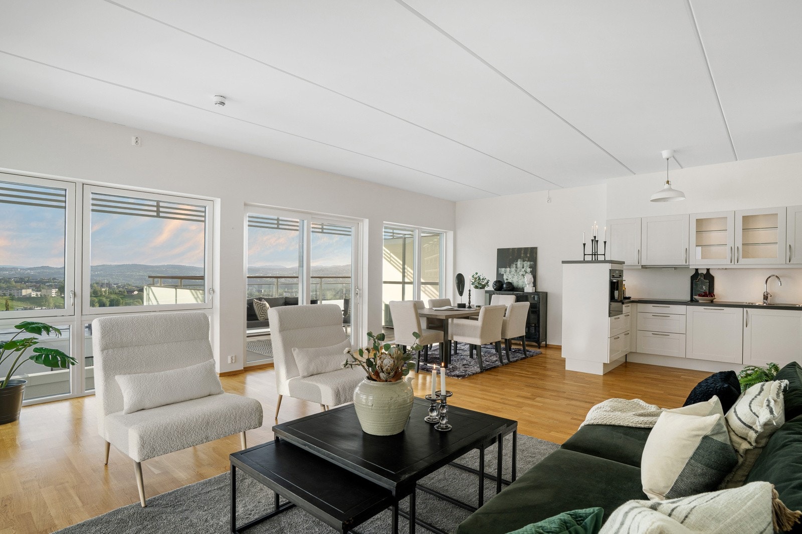 Stuevinduene er utstyrt med utvendig solskjerming av typen screens. Solskjermingen er elektrisk og styres med fjernkontroll. Galleribilde