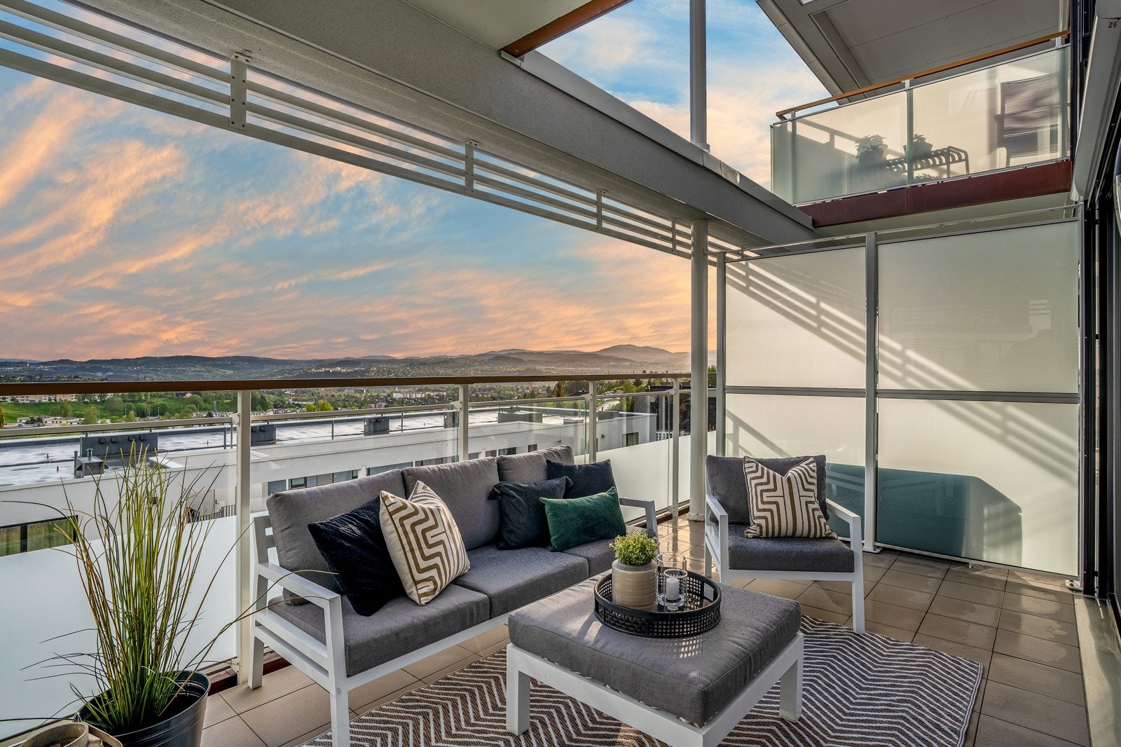 Fantastiske sol- og utsiktsforhold kan nytes på den sør-vest vendte balkongen, som måler hele 13 kvm. Galleribilde