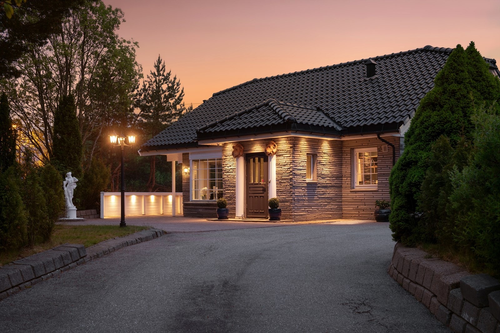 Boligens tomt er pent opparbeidet og det er utstrakt bruk av utebelysning på og ved boligen. Galleribilde