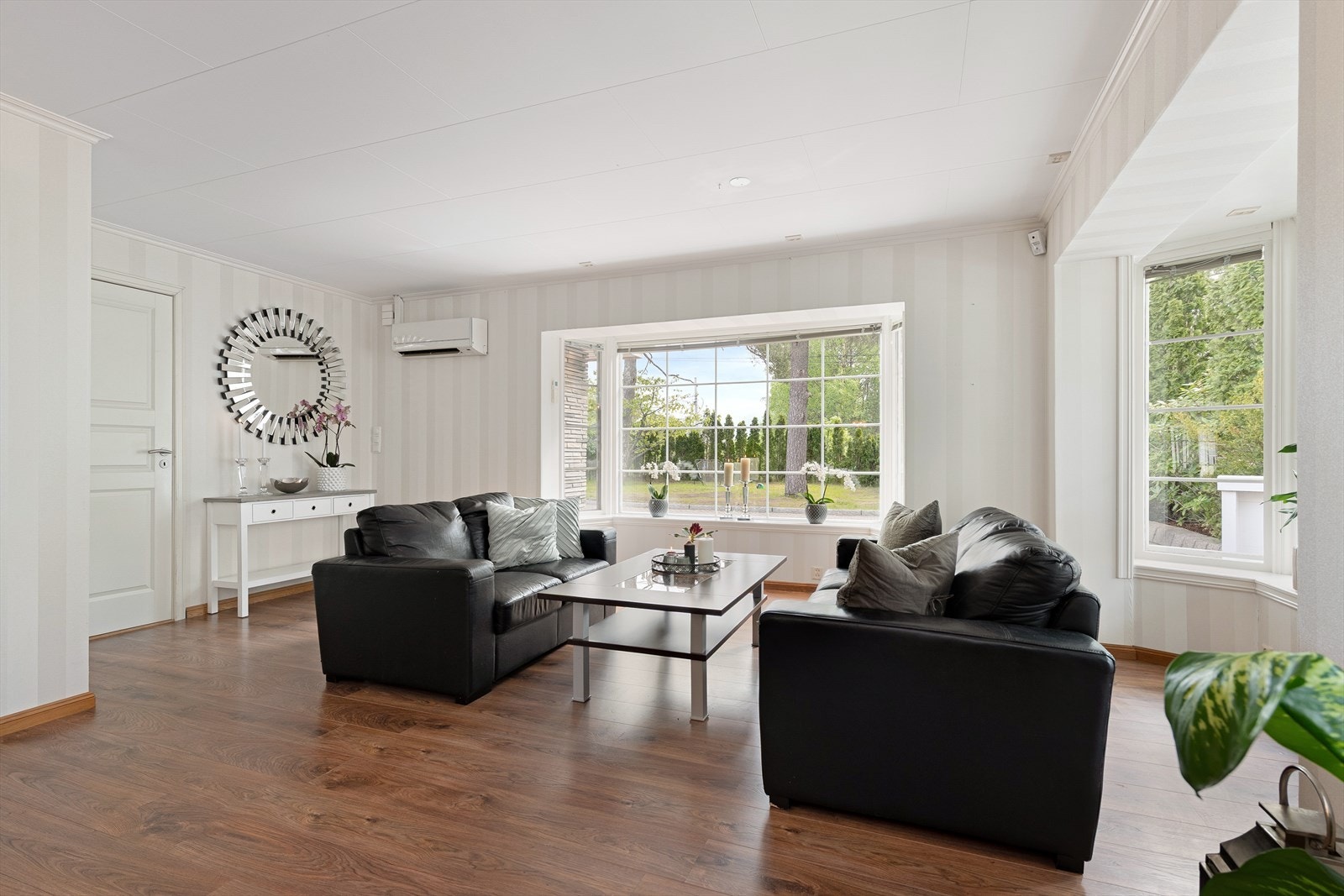 Store vindusflater i fasade mot øst og syd, gjør at stuen har meget godt lysinnslipp. Galleribilde