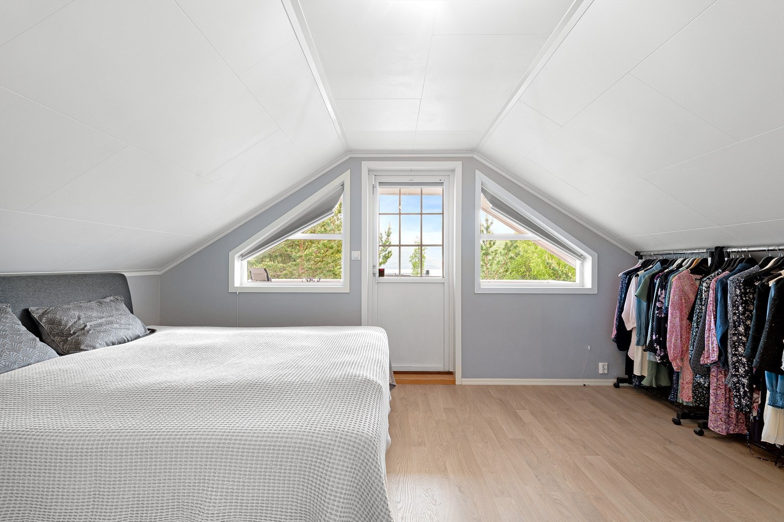 Utgang til sydvendt overbygget veranda med flott utsikt. Galleribilde