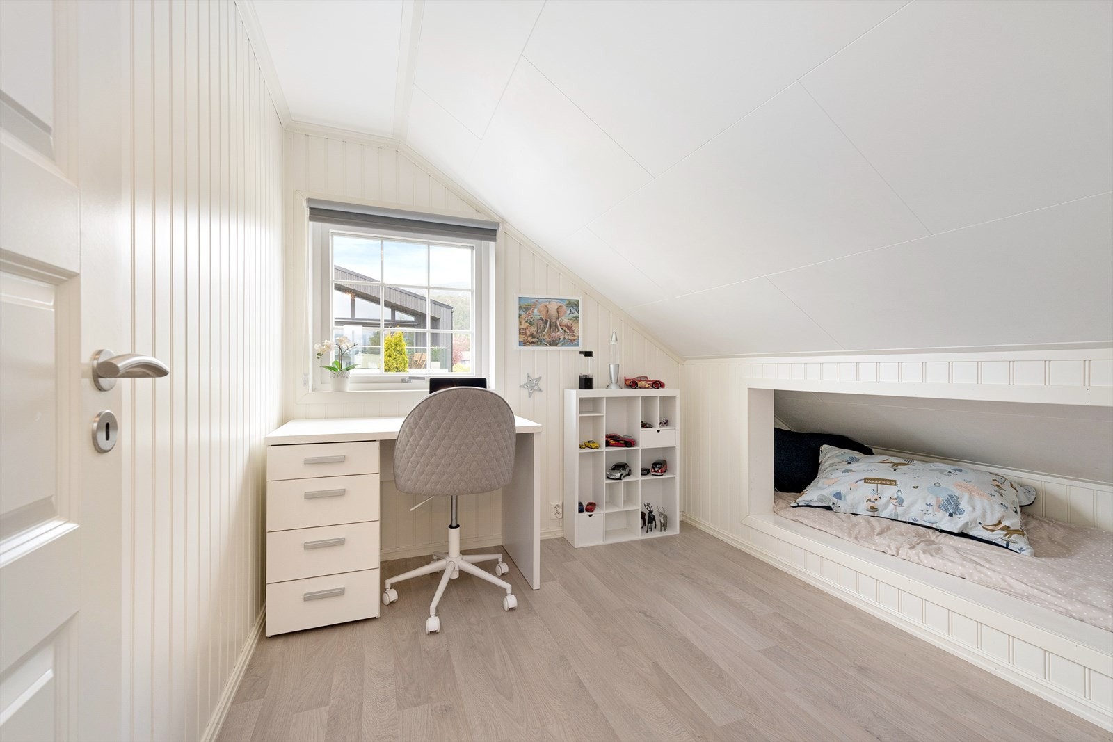 Soverom 3 har plassbygget seng i knèvegg. Galleribilde