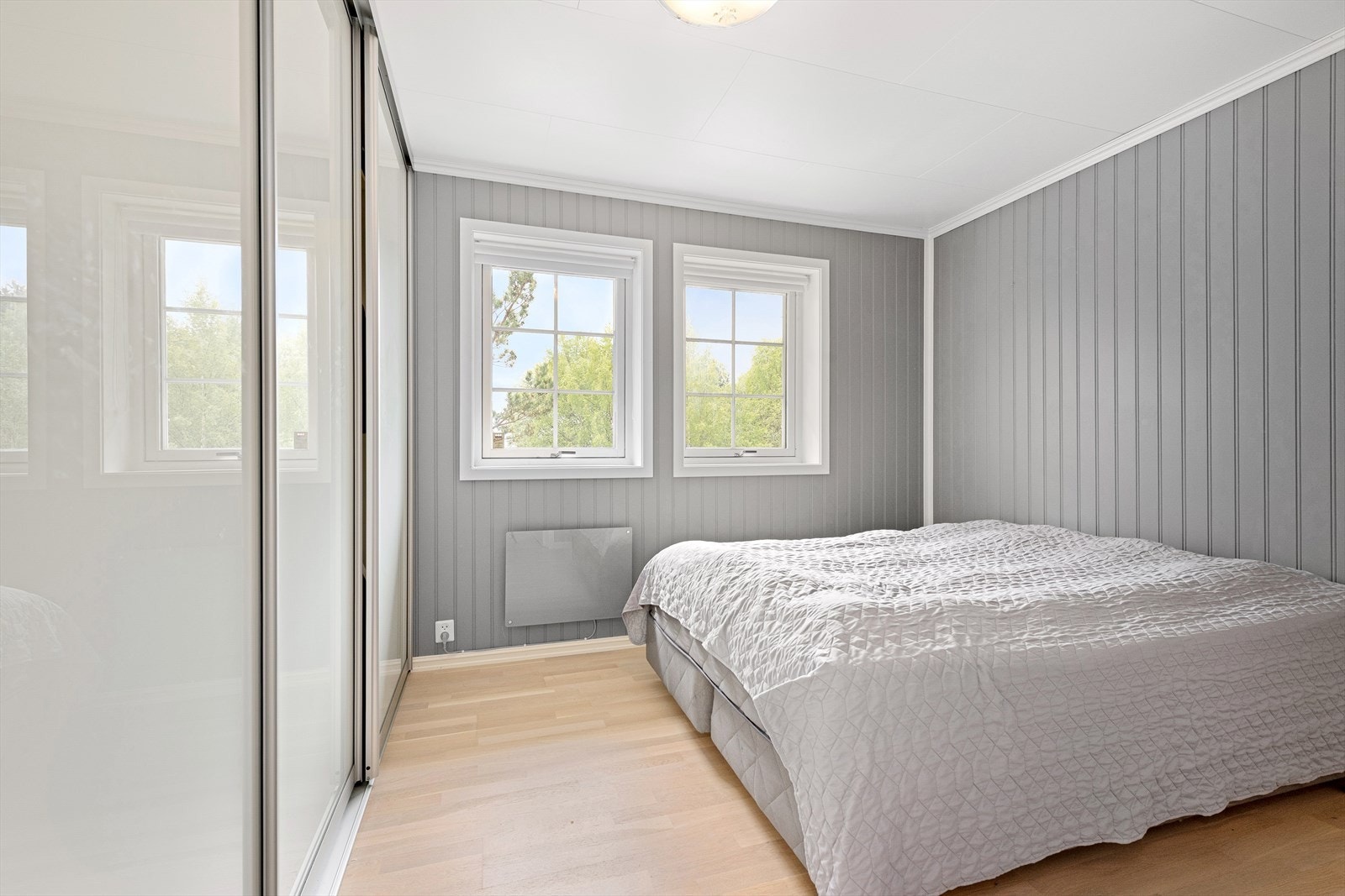 Soverom 4 har god plass til soveromsmøblement og stor skyvedørsgarderobe. Galleribilde