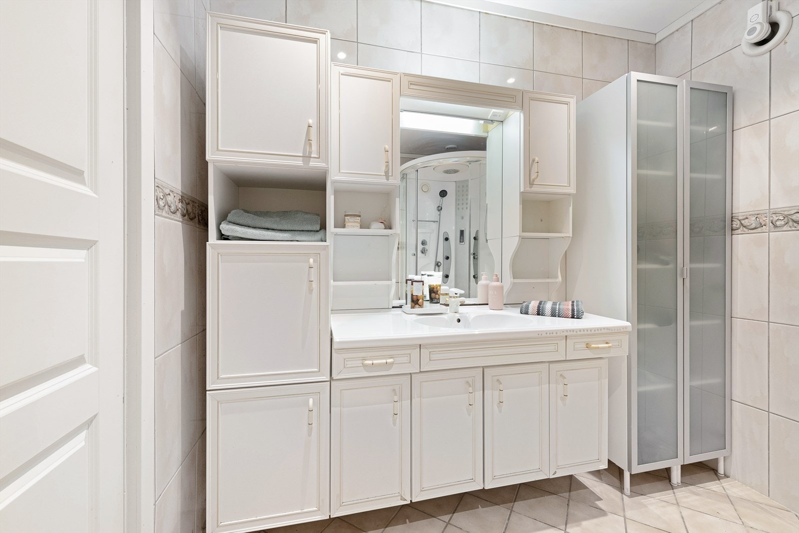 Hovedbad er helfliset m/gulvvarme, og har innredning med servant, dusjkabinett og wc. Galleribilde