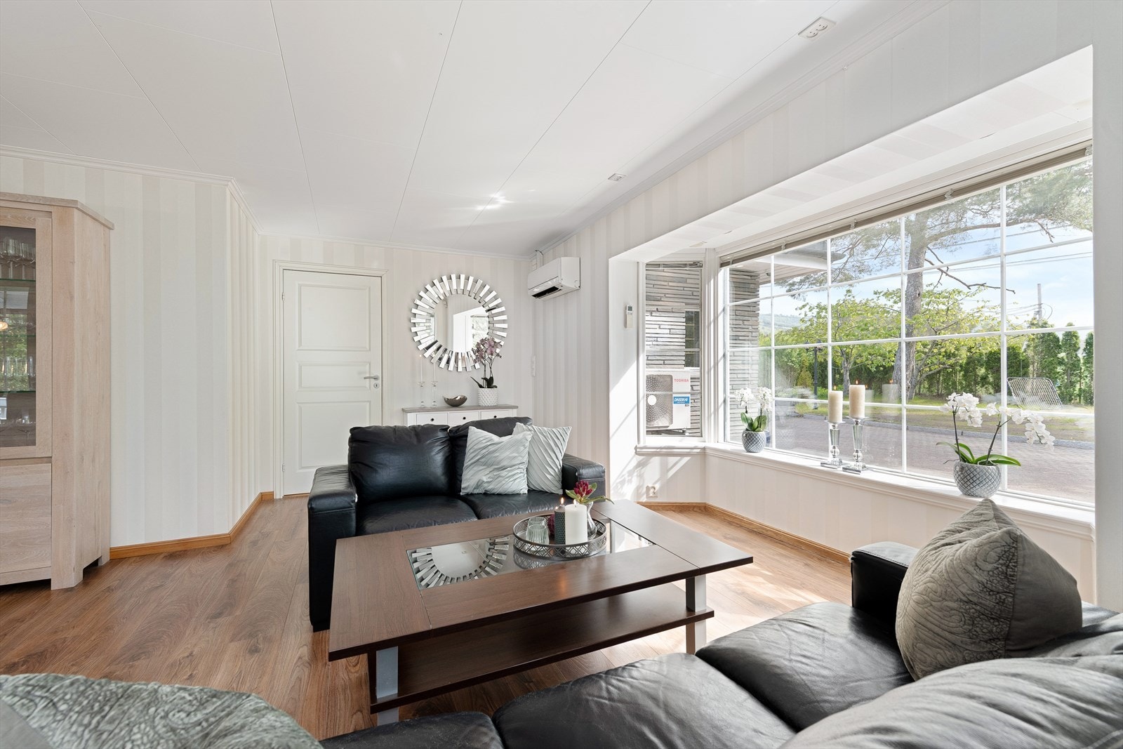 Med hekk og beplantning på tomten, er det lite innsyn til selve boligen. Galleribilde