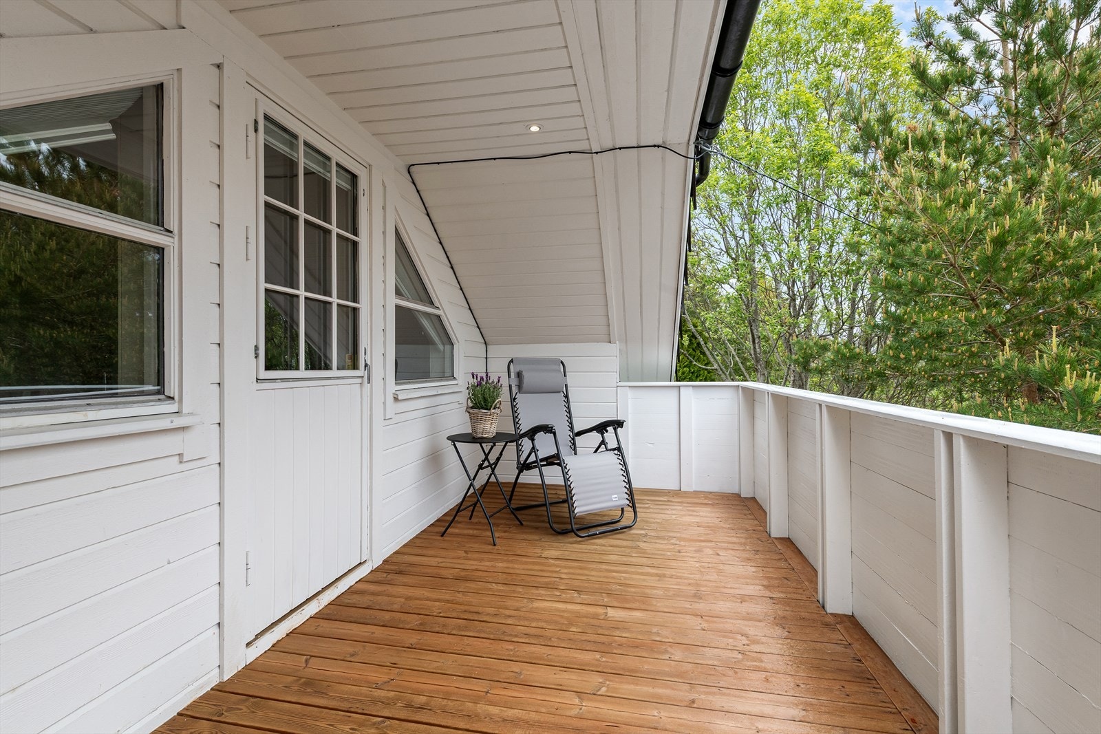 Veranda mot syd med utgang fra hovedsoverom. Galleribilde