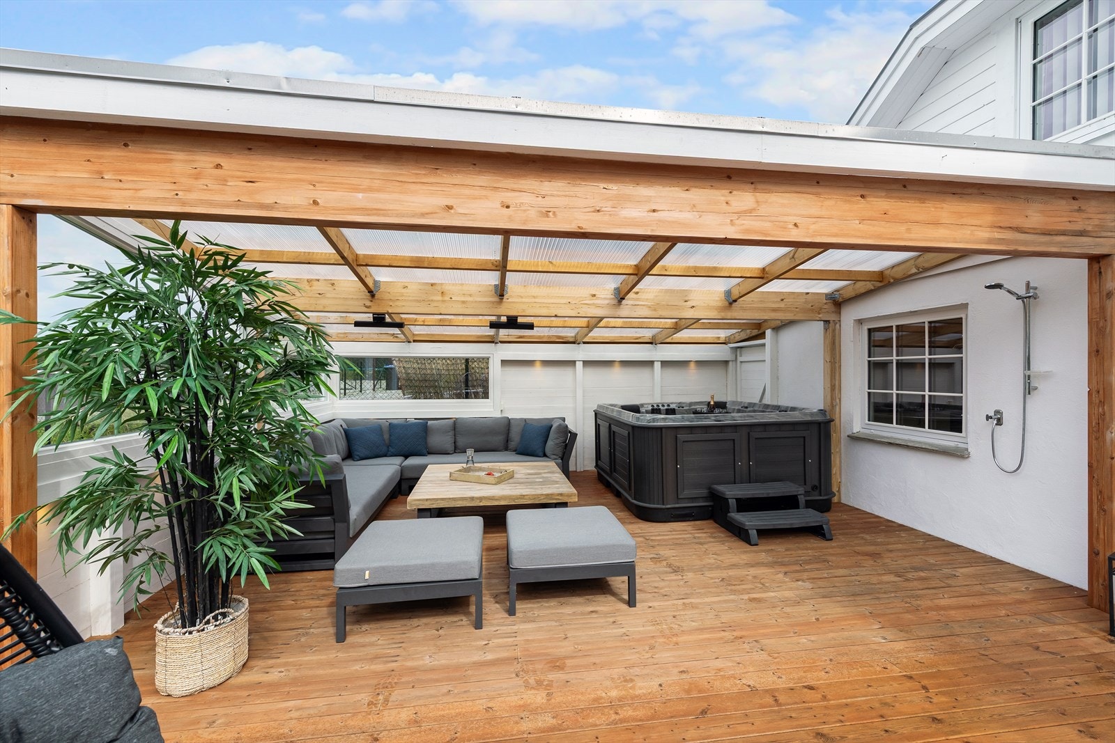 Det er montert dusjgarnityr v/jacuzzi som medfølger i salget om ønskelig. Galleribilde