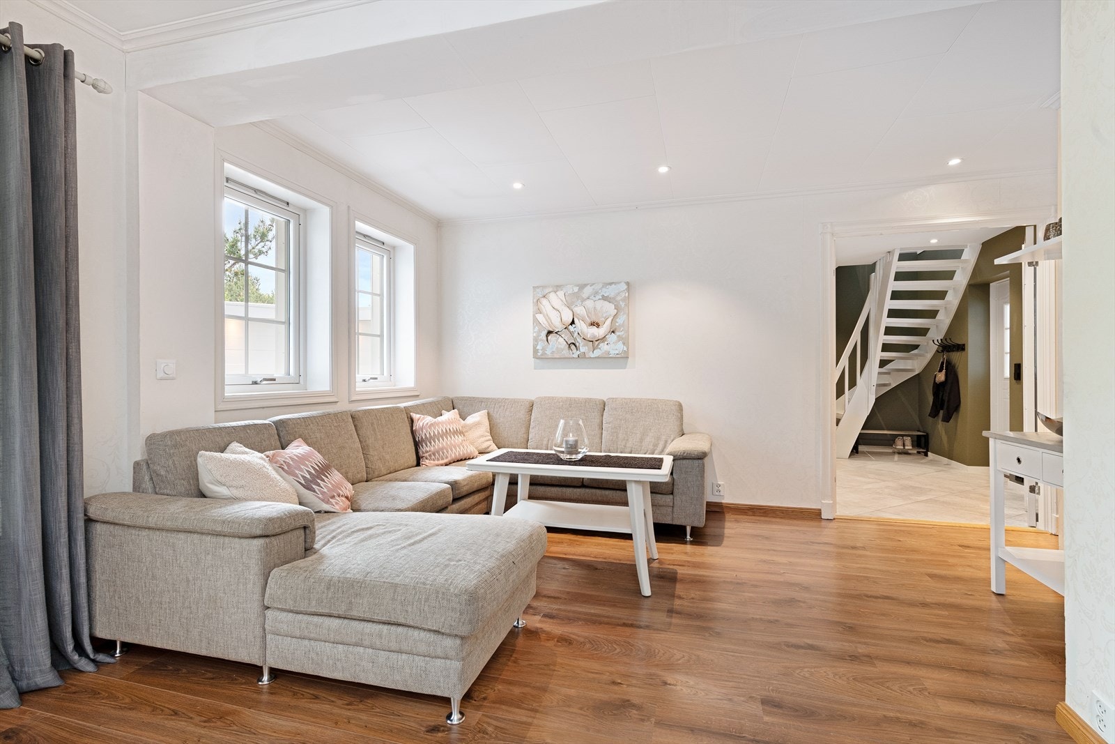 Fra stuen er det utgang til entrè med adkomst til soverom 4, loftsetasjens kinorom og utgang til vestvendt terrasse. Galleribilde