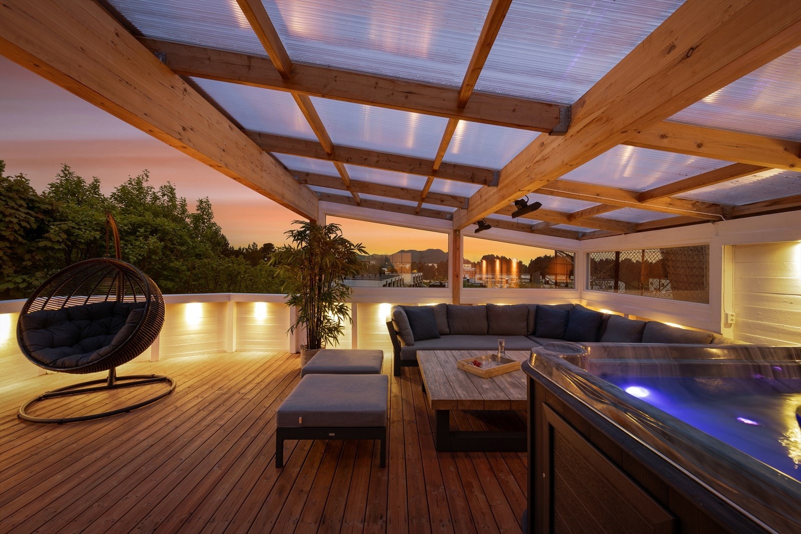 Overbygg og vinduer mot vest, samt terrassevarmere gjør dette til en lun og fin uteplass store deler av året. Galleribilde