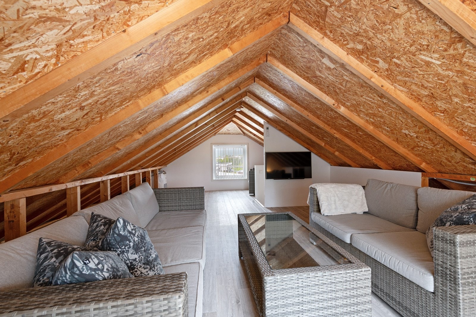 Loftetasjen i garasjen har vinduer mot øst og vest, gulv og opplagt strøm. Galleribilde