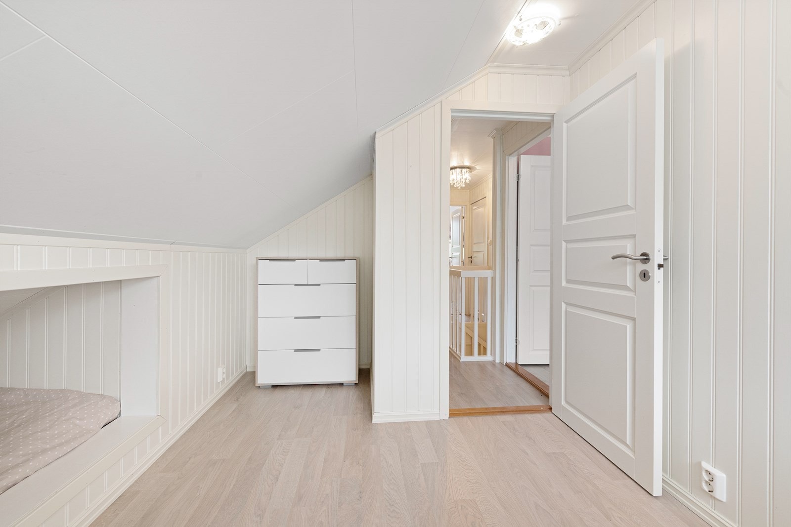 Rommet har plass til garderober, pult og øvrig møblement. Galleribilde