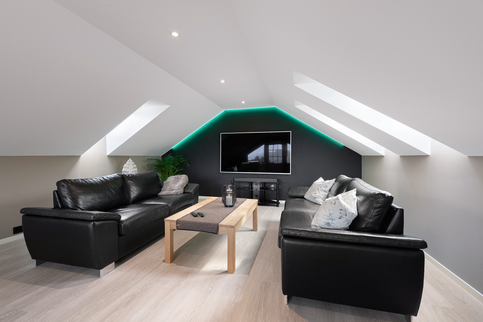 Loftstuen er lydisolert mot soveromsfløyen som ligger mot øst i boligen. Galleribilde