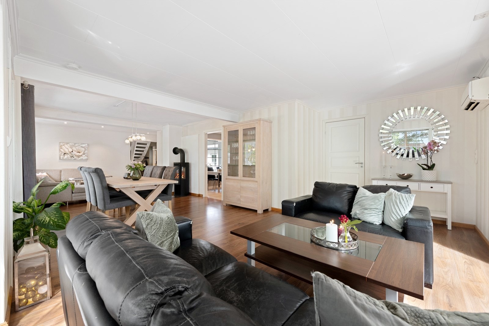 Stuen har peisovn og varmepumpe. Galleribilde