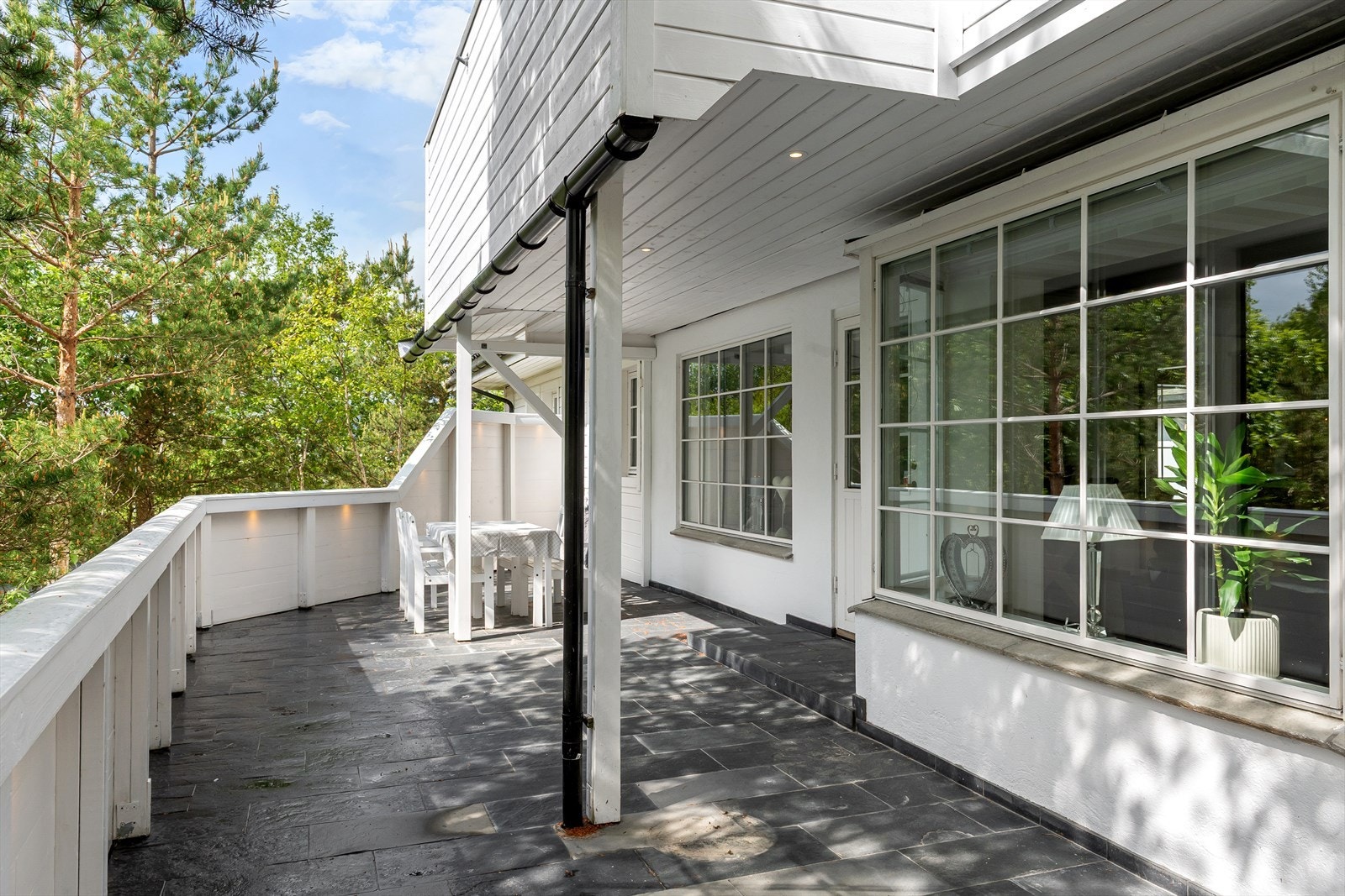 Sydvendt terrasse er delvis overbygget og har spottbelysning i tak. Adkomst til hage. Galleribilde