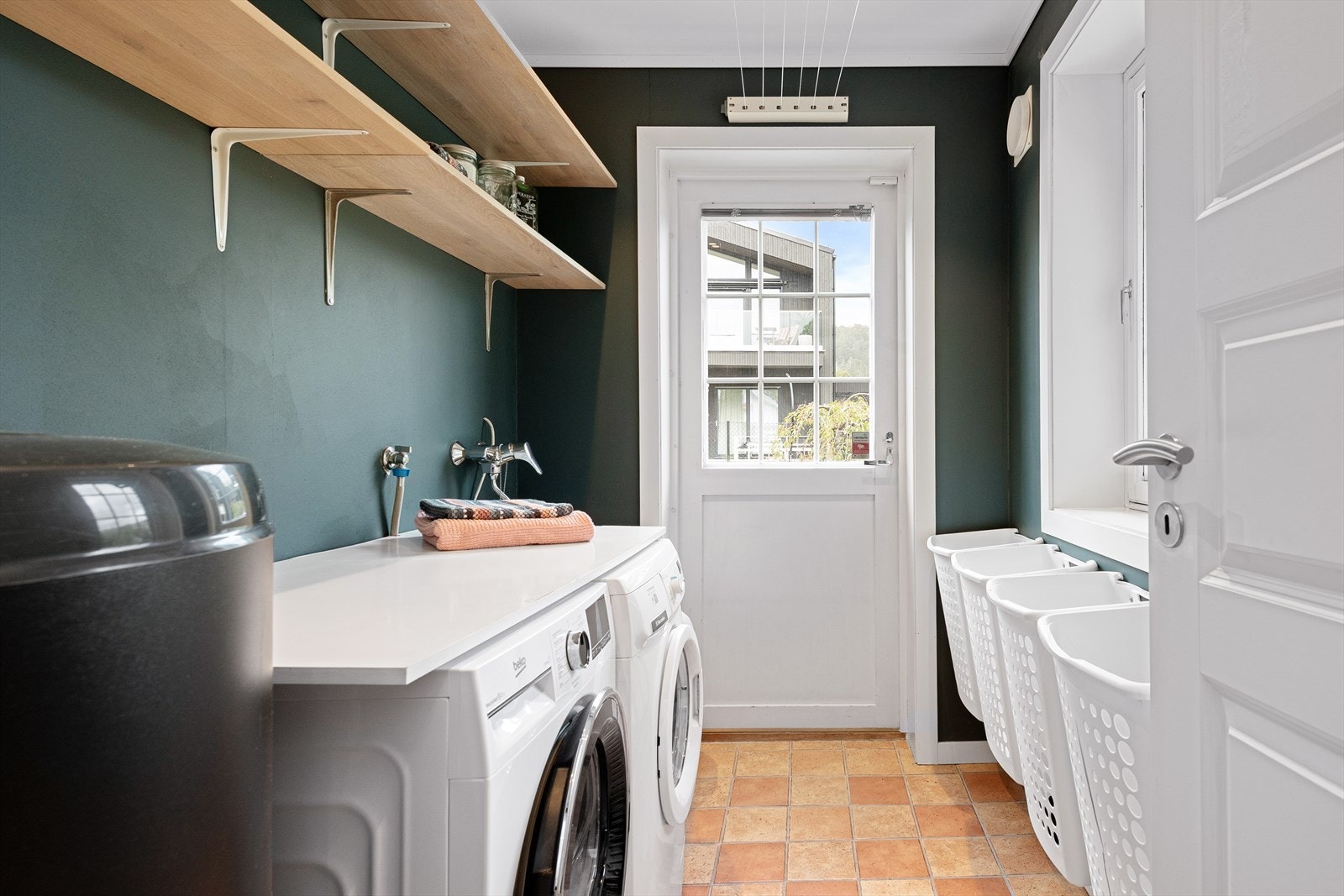 Vaskerom ligger vegg i vegg med hovedbadet, og har utgang til gårdsplassen. Galleribilde