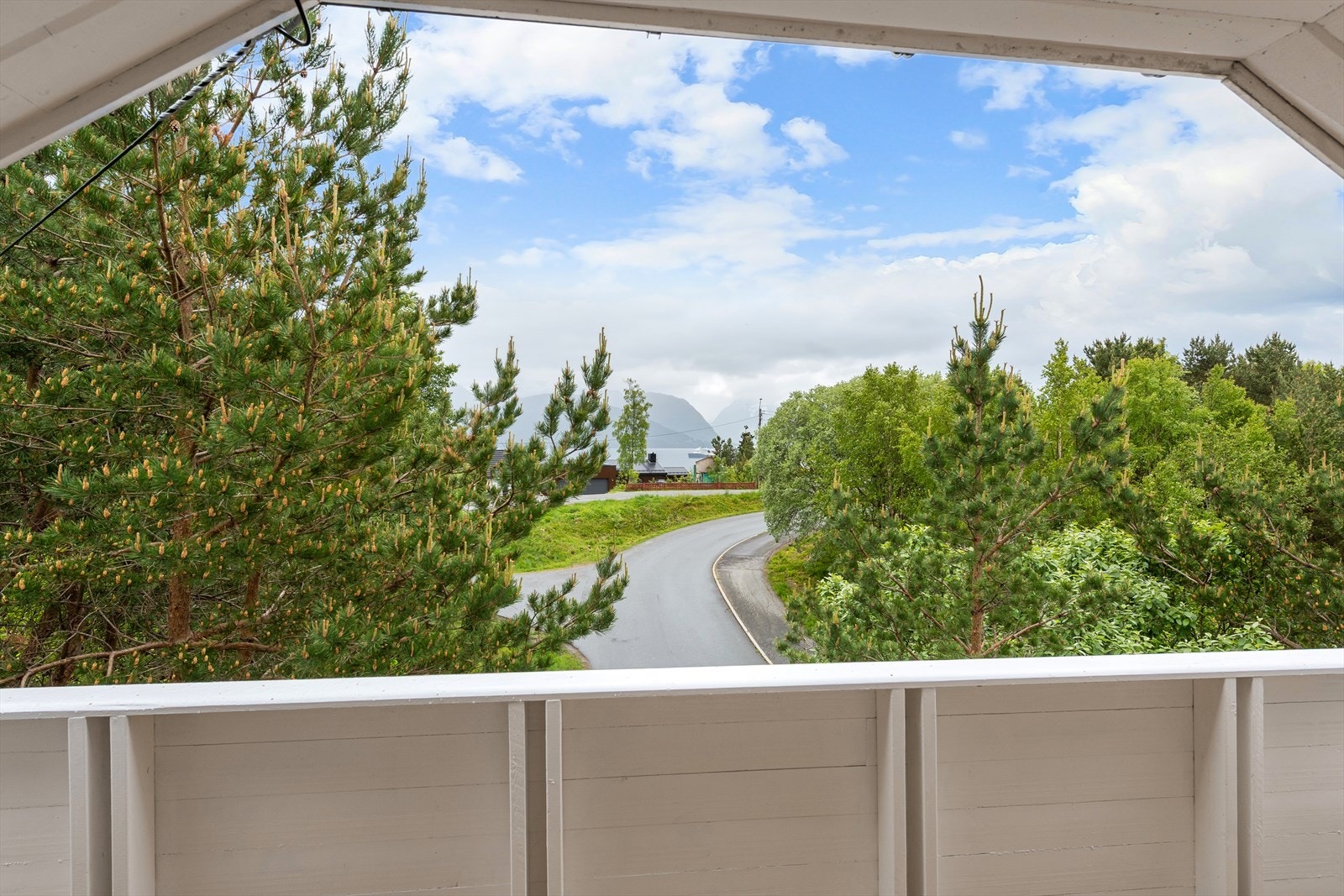Utsikt mot Storfjorden. Trærne som skjermer deler av utsikten ligger på boligens tomt. Galleribilde
