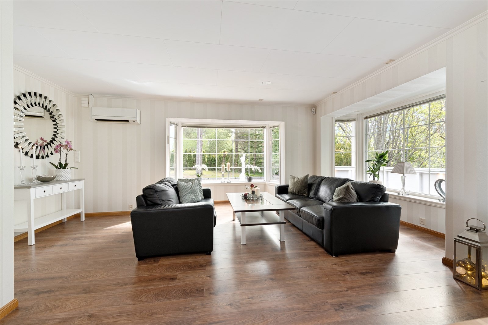 Stuen er romslig med plass til spisestue og flere soner med sofamøblement. Galleribilde