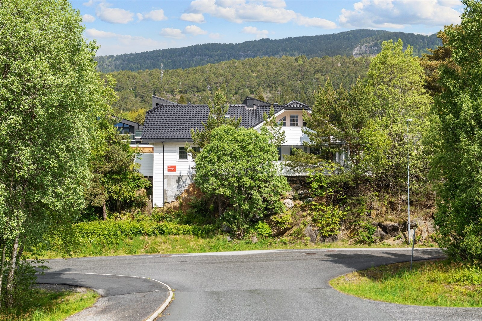 Boligen ligger på en høyde, med meget gode sol og utsiktforhold. Galleribilde