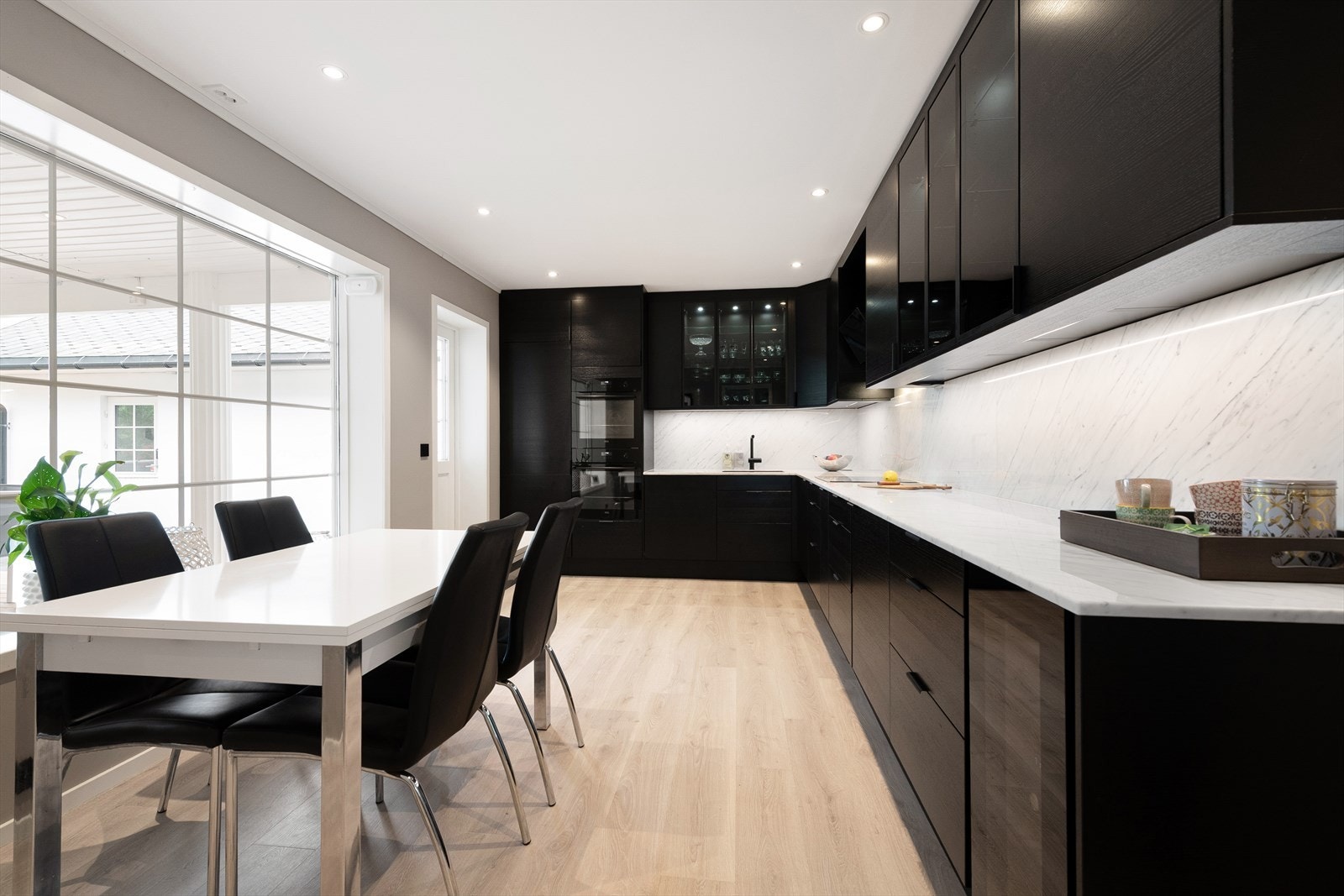 Kjøkken har plass til stort spisebord, og utgang til overbygget spiseplass mot vest. Galleribilde