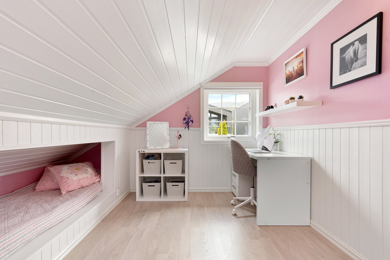 Rommet har plass til garderober, pult og øvrig møblement. Galleribilde