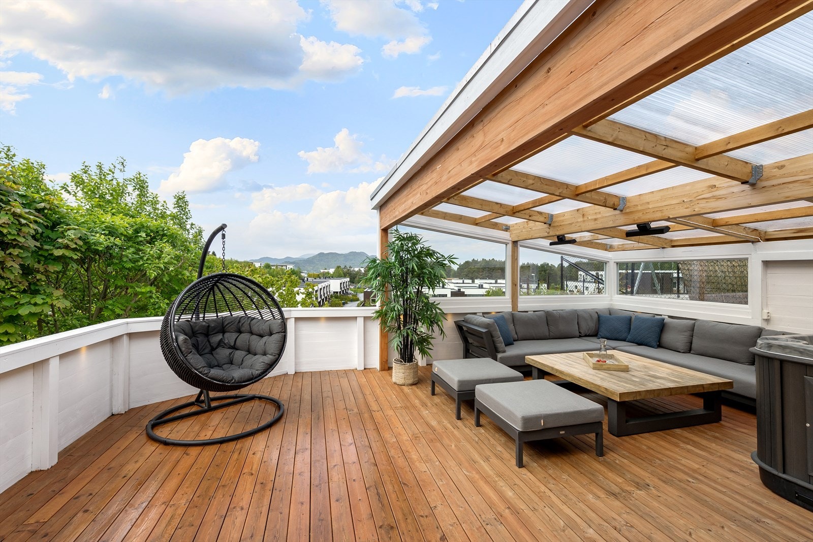 Fra den vestvendte terrassen er det flott utsikt og utsyn mot vest. Galleribilde