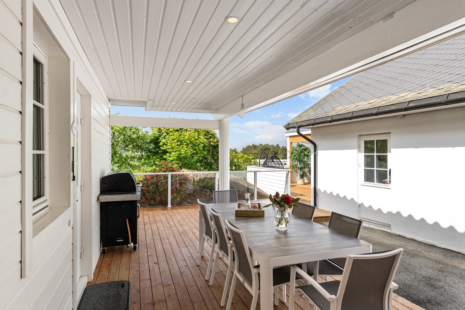 Fra spiseplassen har man videre tilkomst overbygget uteplass mot vest. Her har man solen frem mot solnedgang. Galleribilde