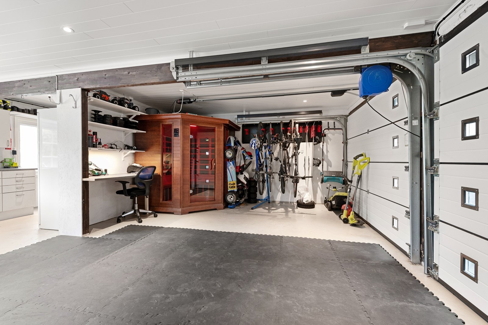 Dobbel garasje med nyere porter, areal med innredning m/benk, wc og trapp til loftsetasjen. Galleribilde