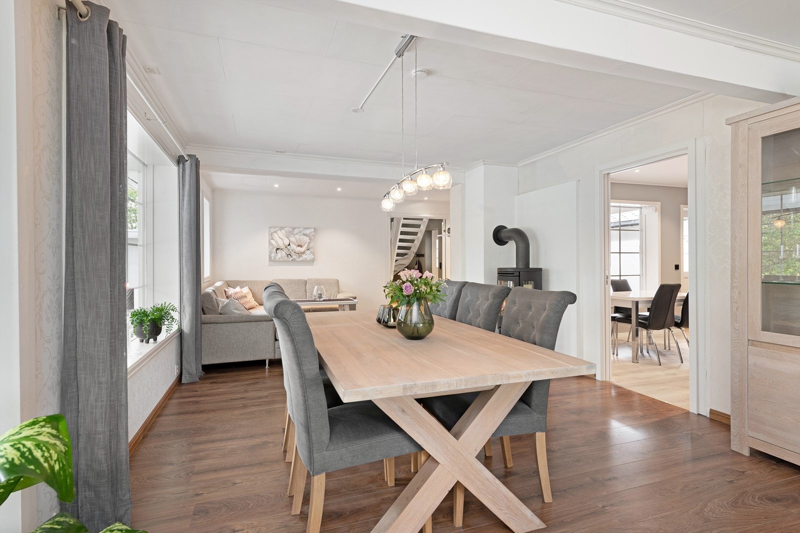 I tilknytning til kjøkken ligger stuens spisestue. Fra spisestuen er det utgang til sydvendt terrasse. Galleribilde