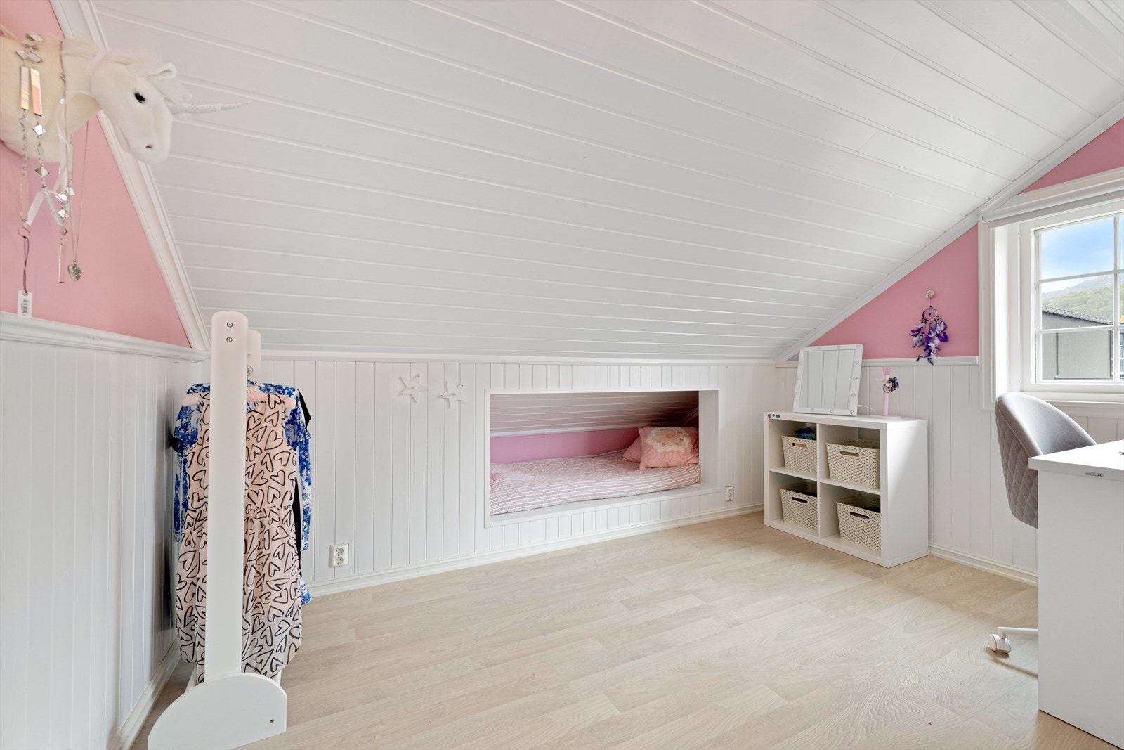 Soverom 2 med plassbygget seng i knèvegg. Galleribilde